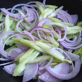 芹菜炒牛肉卷的做法步骤：6
