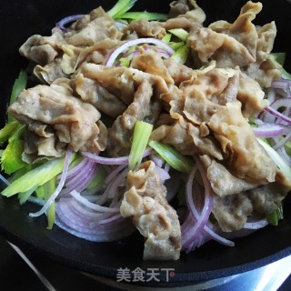 芹菜炒牛肉卷的做法步骤：7