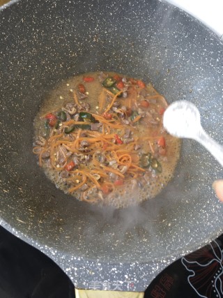 泡椒鸽胗面的做法步骤：12