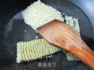 鸭蛋泡菜炒波纹面的做法步骤：3