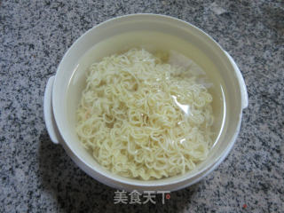 鸭蛋泡菜炒波纹面的做法步骤：4