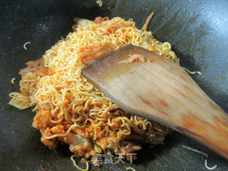 鸭蛋泡菜炒波纹面的做法步骤：10