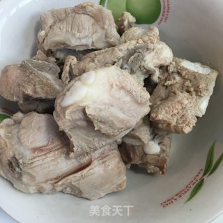 莲藕花生煲排骨的做法步骤：2