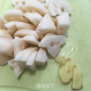 莲藕花生煲排骨的做法步骤：3