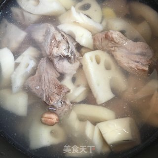 莲藕花生煲排骨的做法步骤：5