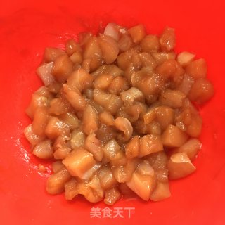 宫爆鸡丁的做法步骤：1