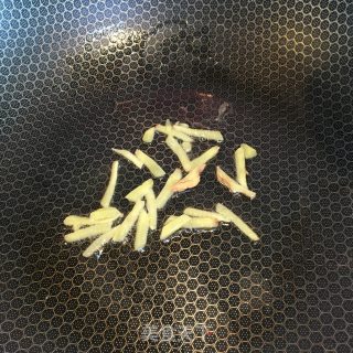 宫爆鸡丁的做法步骤：4