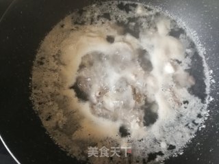 白菌排骨汤的做法步骤：3