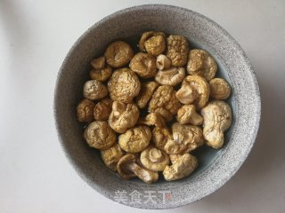 白菌排骨汤的做法步骤：5