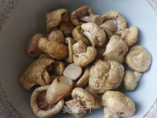 白菌排骨汤的做法步骤：7
