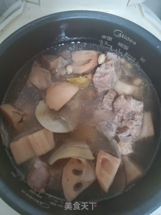 猪骨莲藕花生汤的做法步骤：4