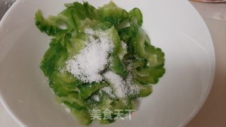 苦瓜炒肉片的做法步骤：2