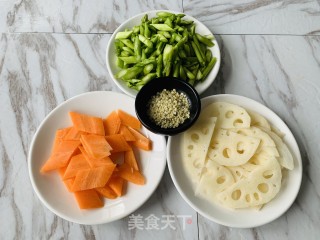火麻仁芦笋炒三样的做法步骤：1