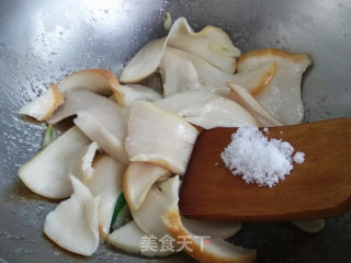 爆炒黄金鲍的做法步骤：6