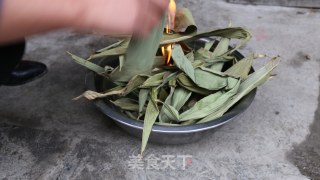 海鲜蛋黄灰粽的做法步骤：1