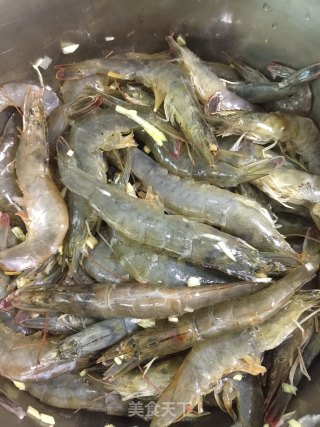 蒜蓉大虾的做法步骤：2