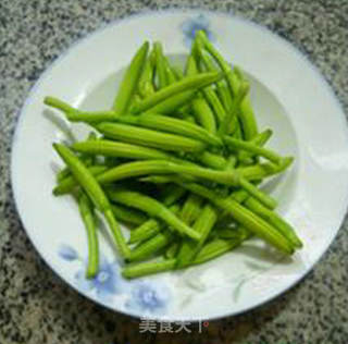 黄花菜拌绿豆芽的做法步骤：2
