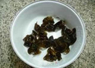 黑木耳腐竹拌青瓜的做法步骤：2