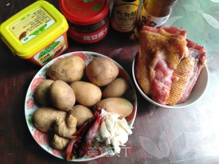 鸭肉烧土豆的做法步骤：1