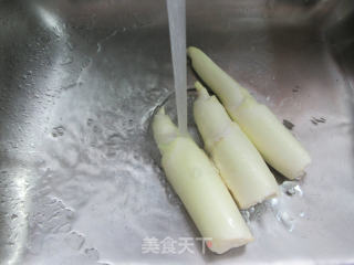 【高压锅版】茭白炖牛筋的做法步骤：2