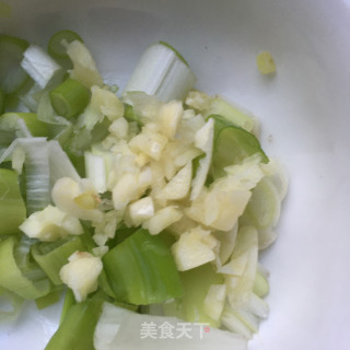 剁椒子姜炒肉的做法步骤：2