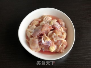 青椒鸡块的做法步骤：2