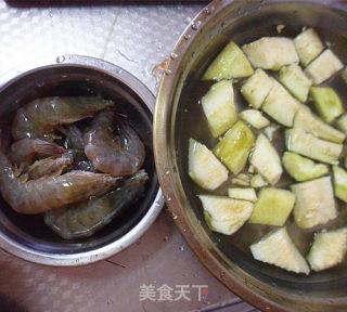 汤羹——鲜虾丝瓜汤的做法步骤：2