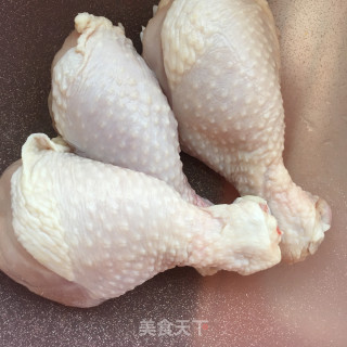 泡椒鸡腿的做法步骤：1