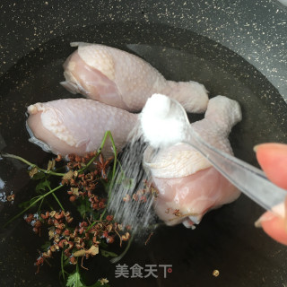 泡椒鸡腿的做法步骤：2
