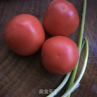 番茄煮巴沙鱼的做法步骤：2