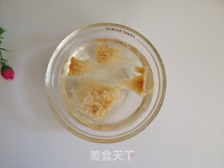 花生银耳羹的做法步骤：2