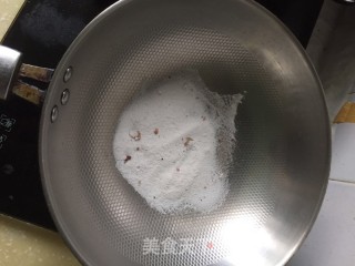 盐焗花生的做法步骤：1