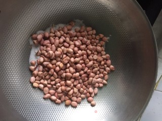 盐焗花生的做法步骤：2