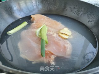 芥末手撕鸡的做法步骤：1