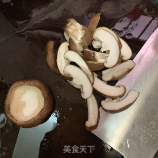 香菇炒肉片的做法步骤：1