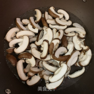 香菇炒肉片的做法步骤：4