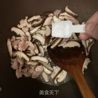 香菇炒肉片的做法步骤：7
