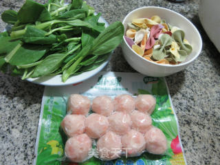 虾球鸡毛菜蝴蝶面的做法步骤：1