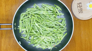 清炒四季豆丨做法简单补充营养大人小孩都爱吃的做法步骤：4