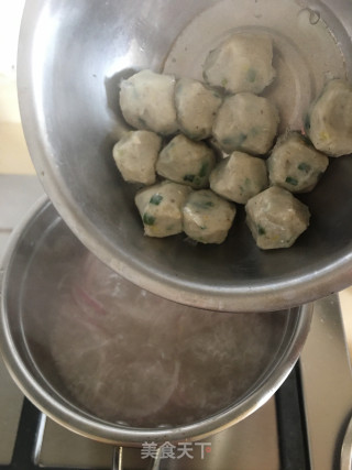 鲮鱼丸香菜汤的做法步骤：7