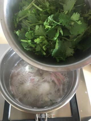 鲮鱼丸香菜汤的做法步骤：8