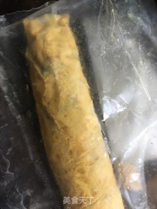 鲮鱼蛋卷炒台山菜花的做法步骤：1
