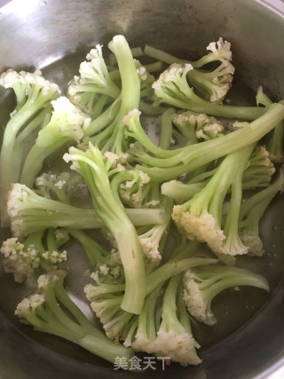 鲮鱼蛋卷炒台山菜花的做法步骤：3