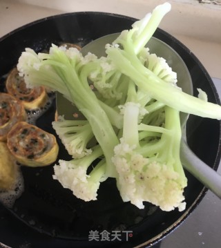 鲮鱼蛋卷炒台山菜花的做法步骤：5