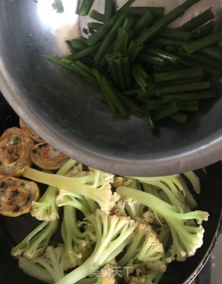 鲮鱼蛋卷炒台山菜花的做法步骤：8