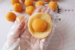 奶黄流心月饼的做法步骤：7