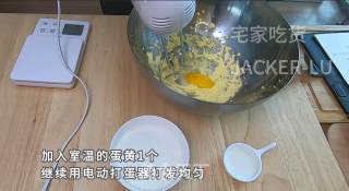 双色椰蓉小球，制作简单，甜而不腻、浓浓椰香，一口一个停不下来。的做法步骤：2