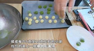 双色椰蓉小球，制作简单，甜而不腻、浓浓椰香，一口一个停不下来。的做法步骤：7