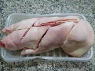 金钱菇青菜猪蹄汤的做法步骤：1