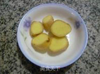 金钱菇青菜猪蹄汤的做法步骤：4